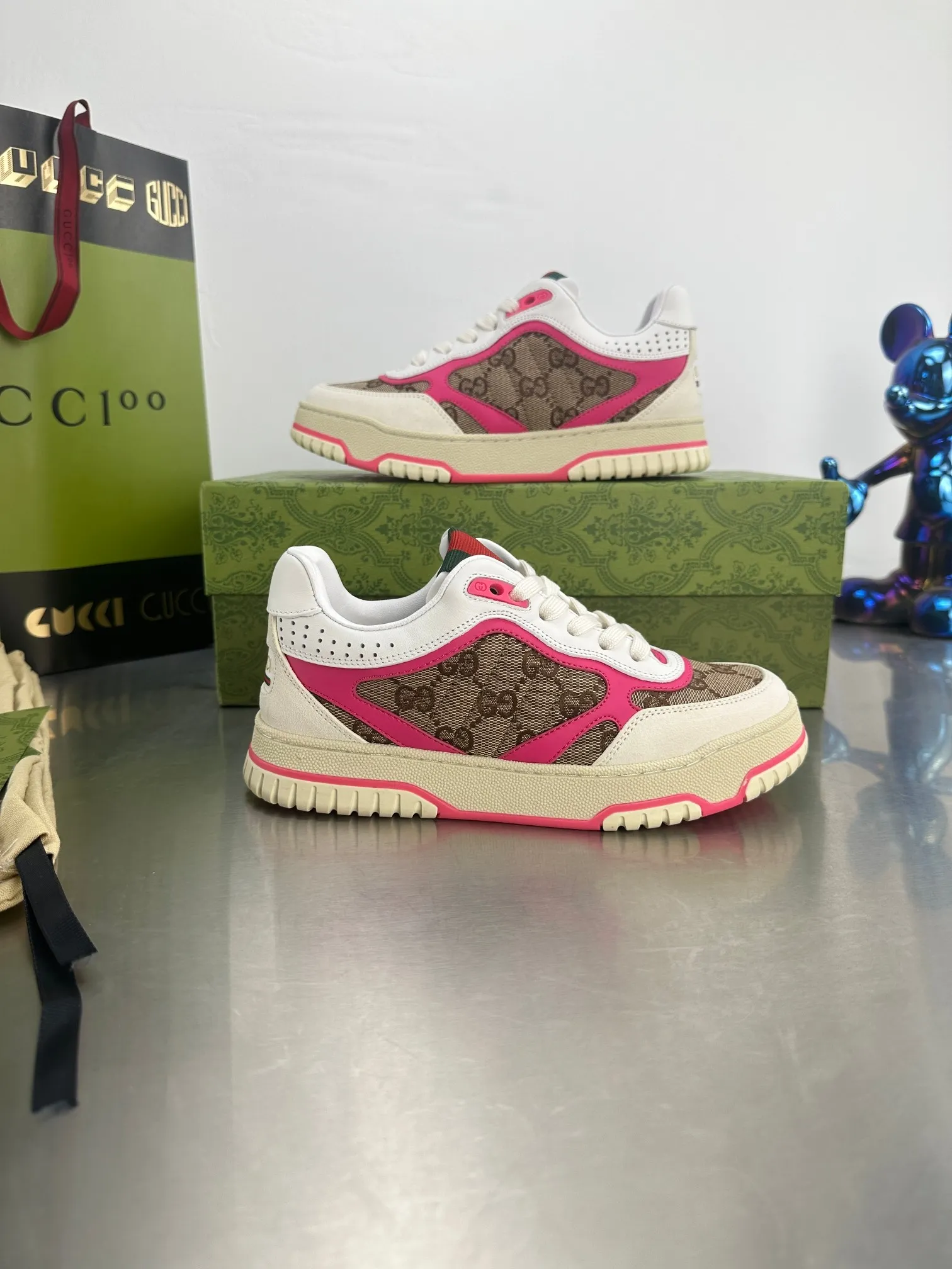 👟👟Ex-factory price 600👟👟 Gucci's latest hot-selling series of high and low-cut distressed couple's sneakers are shipped. The original version is purchased, developed and manufactured. This high-low top sneaker adopts a basketball-style silhouette design, cleverly integrated with hollow panels and distressed effects, showing its unique ingenuity. The ingenuity incorporates brand logo details such as interlocking Double G styling accessories and Gucci lettering, a low-key tribute to the brand's design heritage. Exquisite packaging at the delivery counter 🛍📦 ▪️ Fabric: Original customized imported first-layer cowhide ▪️ Inner lining: Imported first-layer cowhide ▪️ Sole: Original molded TPU sole ▪️ Sole thickness: 3cm ▪️ Size: 35-46 (Male 38 46 customized)